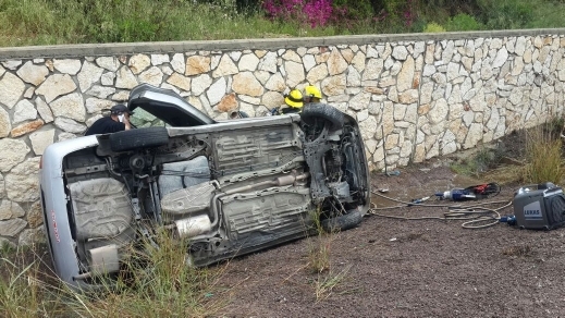 إنقاذ شخص بعد انقلاب سيارته في حادث طرق