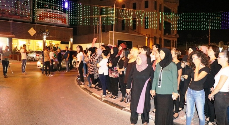 المئات في مجد الكروم يحتجون على قتل هبة مناع
