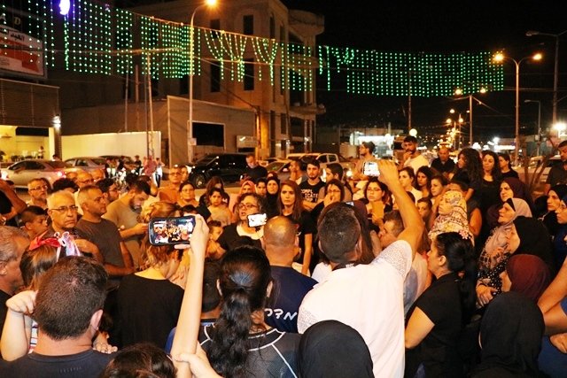 المئات في مجد الكروم يحتجون على قتل هبة مناع