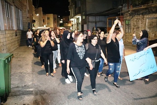 المئات في مجد الكروم يحتجون على قتل هبة مناع