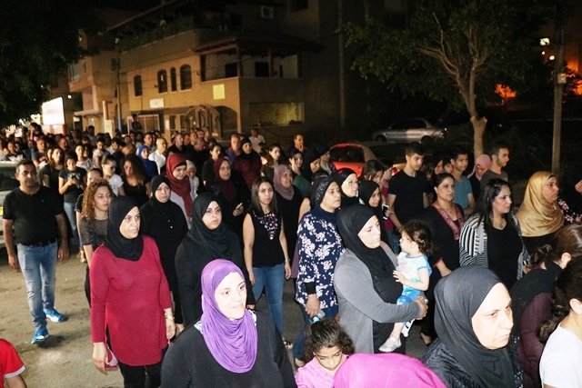 المئات في مجد الكروم يحتجون على قتل هبة مناع