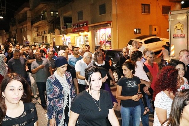 المئات في مجد الكروم يحتجون على قتل هبة مناع
