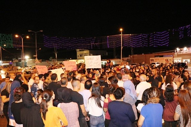 المئات في مجد الكروم يحتجون على قتل هبة مناع