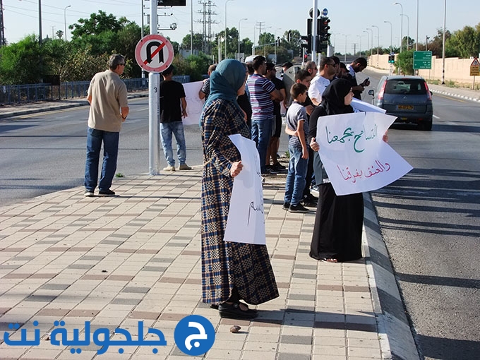 العشرات في وقفة تضامنية مع كفرقاسم على مدخل جلجولية