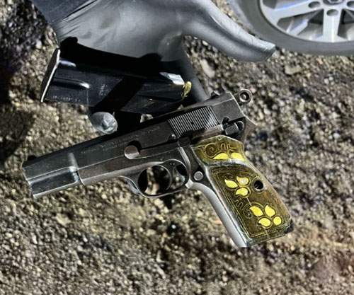 اعتقال 7 مشتبهين بينهم 6 قاصرين بعد ضبط أسلحة من طراز M-16 ومسدس خلال مداهمة في الفريديس