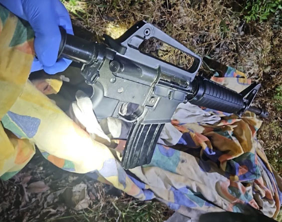 اعتقال 7 مشتبهين بينهم 6 قاصرين بعد ضبط أسلحة من طراز M-16 ومسدس خلال مداهمة في الفريديس