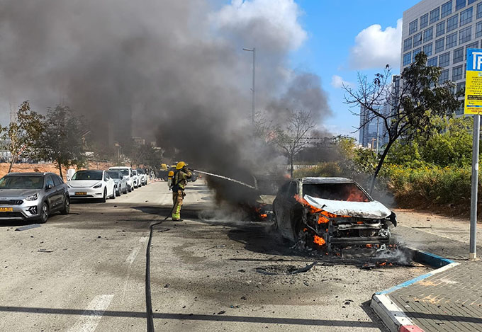 سقوط شظايا صاروخية في بني براك واندلاع النيران بعدد من السيارات في بيتح تكفا