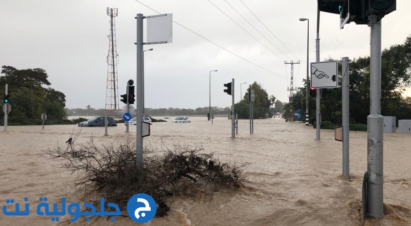 اغلاق شوارع وعشرات العالقين من الفيضانات بمركز البلاد