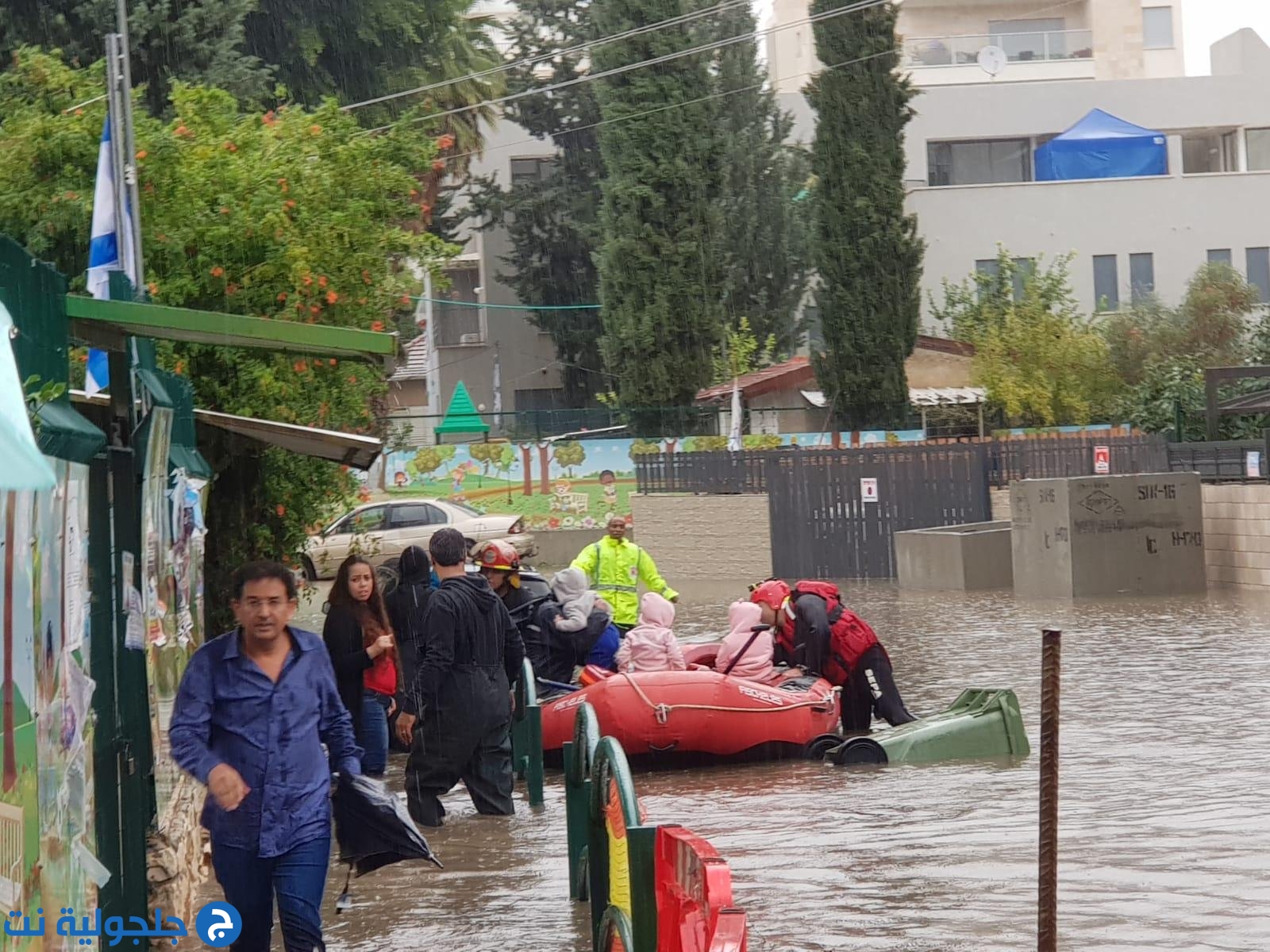 اغلاق شوارع وعشرات العالقين من الفيضانات بمركز البلاد