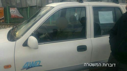 والد يطلب من إبنه (11 عاما) ركن السيارة بدلا منه والشرطة توقفه