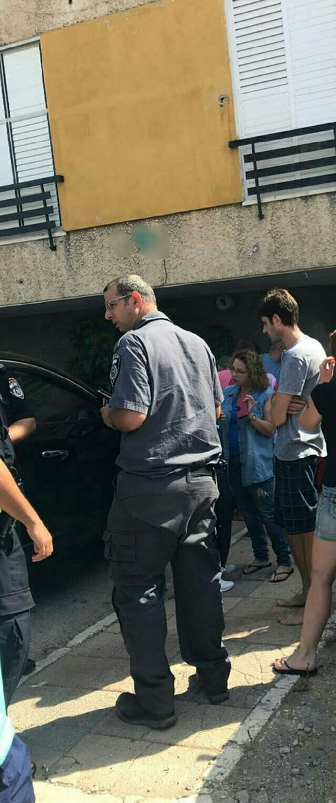 سائح قفز من الطابق الثالث وسقط على سيدة 