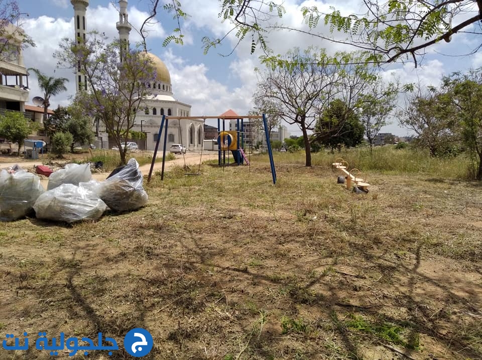 مبادرة طيبة لتنظيف ساحة الالعاب خلف مسجد الروضة 