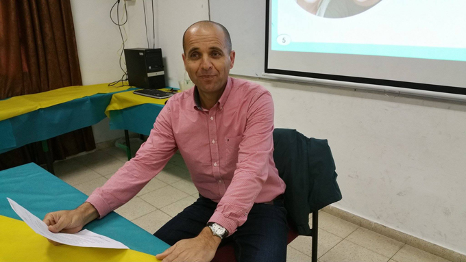 الدكتور أنور جمال عاصي في التوعية لصحة الأسنان في مدرسة عمر بن الخطاب