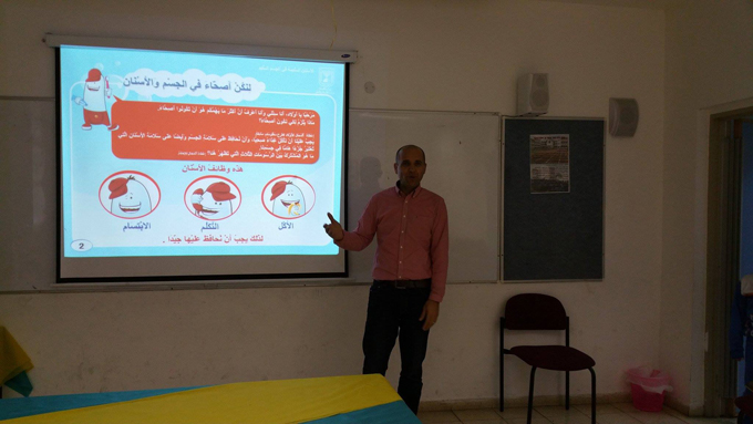 الدكتور أنور جمال عاصي في التوعية لصحة الأسنان في مدرسة عمر بن الخطاب