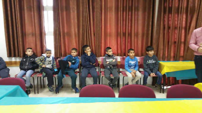 الدكتور أنور جمال عاصي في التوعية لصحة الأسنان في مدرسة عمر بن الخطاب