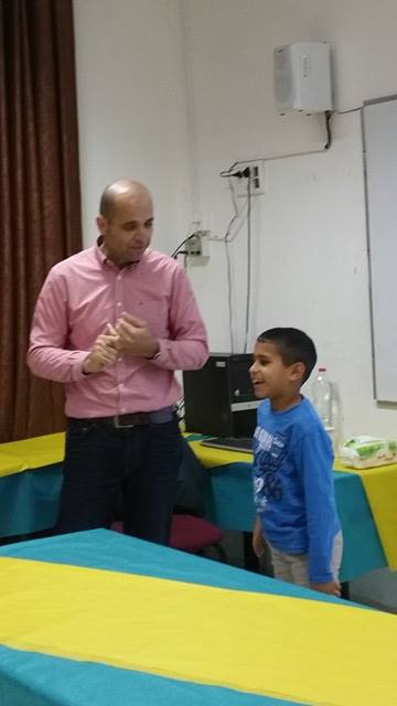 الدكتور أنور جمال عاصي في التوعية لصحة الأسنان في مدرسة عمر بن الخطاب