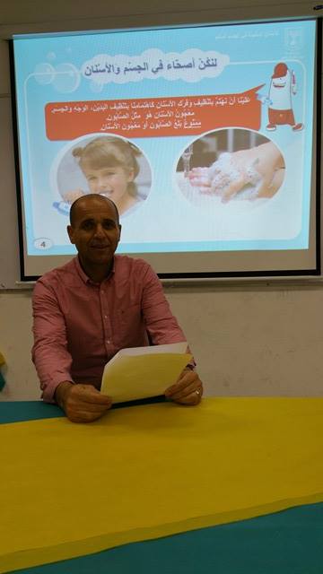الدكتور أنور جمال عاصي في التوعية لصحة الأسنان في مدرسة عمر بن الخطاب
