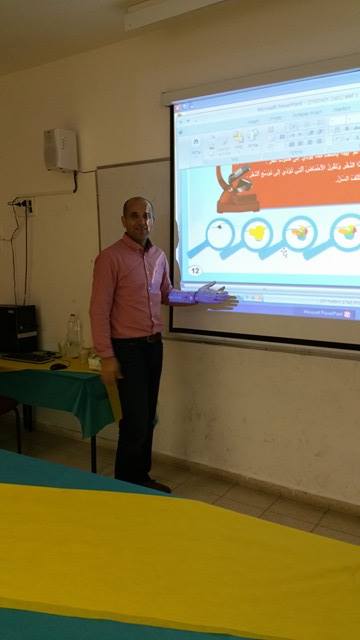 الدكتور أنور جمال عاصي في التوعية لصحة الأسنان في مدرسة عمر بن الخطاب