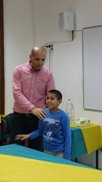 الدكتور أنور جمال عاصي في التوعية لصحة الأسنان في مدرسة عمر بن الخطاب