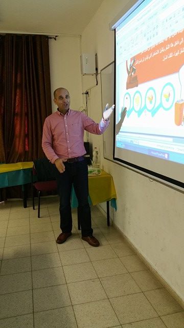 الدكتور أنور جمال عاصي في التوعية لصحة الأسنان في مدرسة عمر بن الخطاب