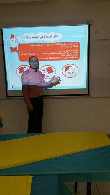 الدكتور أنور جمال عاصي في التوعية لصحة الأسنان في مدرسة عمر بن الخطاب