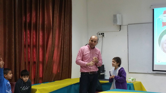 الدكتور أنور جمال عاصي في التوعية لصحة الأسنان في مدرسة عمر بن الخطاب