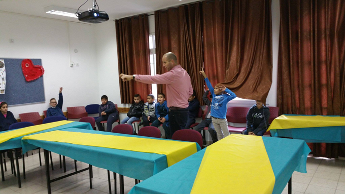 الدكتور أنور جمال عاصي في التوعية لصحة الأسنان في مدرسة عمر بن الخطاب