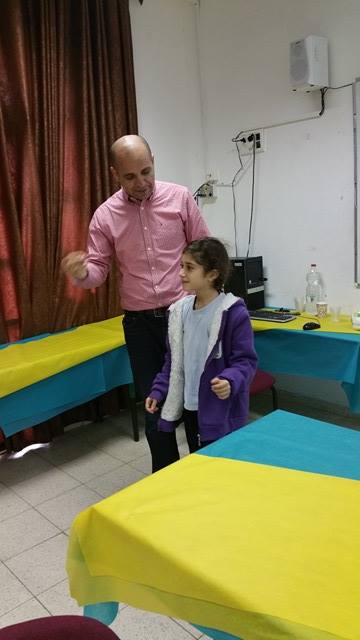 الدكتور أنور جمال عاصي في التوعية لصحة الأسنان في مدرسة عمر بن الخطاب