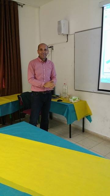 الدكتور أنور جمال عاصي في التوعية لصحة الأسنان في مدرسة عمر بن الخطاب