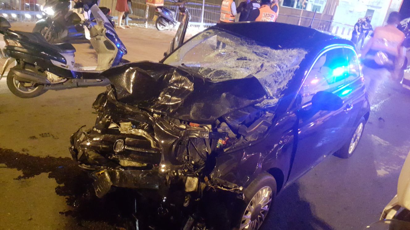 اصابة شاب بجراح خطيرة بحادث بي دراجة نارية وسيارة