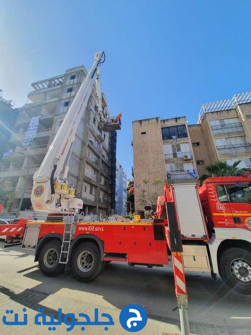 طواقم الإطفاء تنقذ عامل سقط عن ارتفاع في مبنى قيد الإنشاء