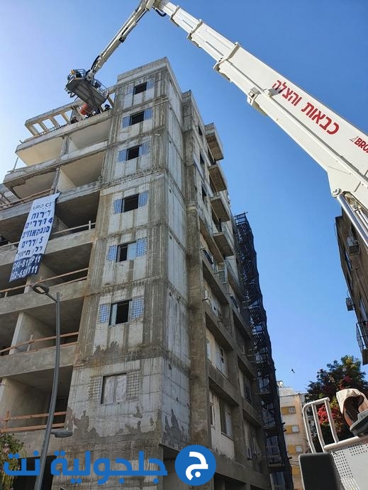 طواقم الإطفاء تنقذ عامل سقط عن ارتفاع في مبنى قيد الإنشاء