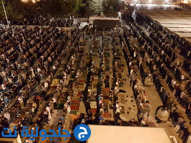 أكثر من 300 ألف مصل يحيون ليلة القدر في المسجد الاقصى 