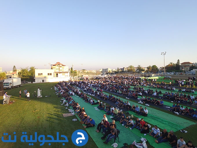 للعام الثاني على التوالي: اهالي جلجولية يؤدون صلاة العيد موحدة في الملعب 