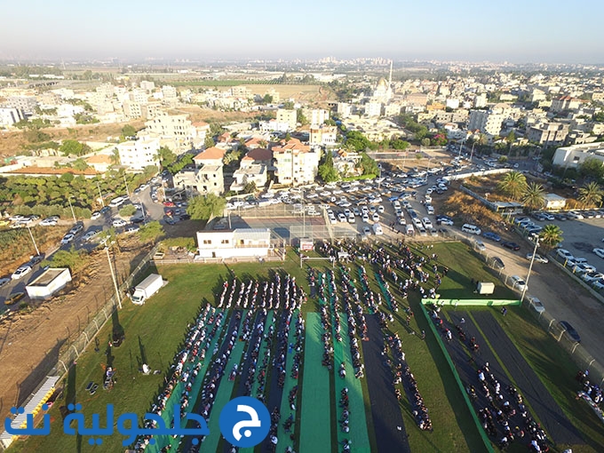 للعام الثاني على التوالي: اهالي جلجولية يؤدون صلاة العيد موحدة في الملعب 