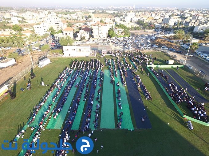 للعام الثاني على التوالي: اهالي جلجولية يؤدون صلاة العيد موحدة في الملعب 