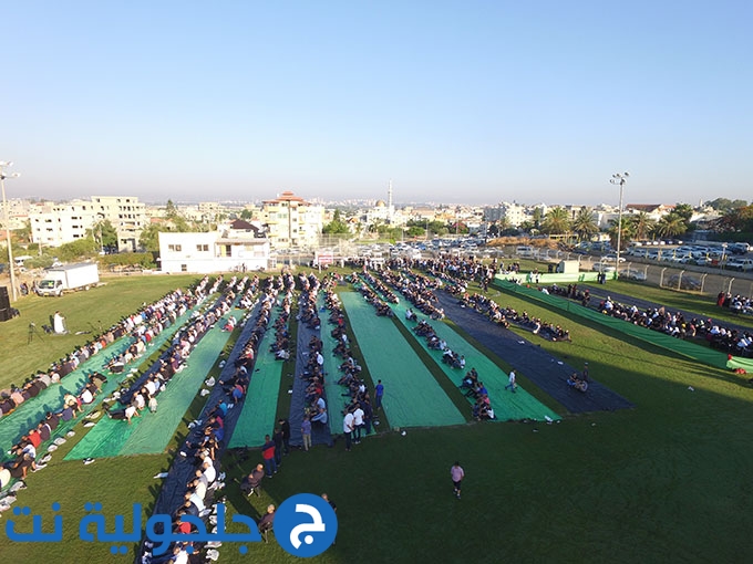 للعام الثاني على التوالي: اهالي جلجولية يؤدون صلاة العيد موحدة في الملعب 