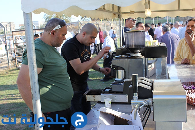 للعام الثاني على التوالي: اهالي جلجولية يؤدون صلاة العيد موحدة في الملعب 