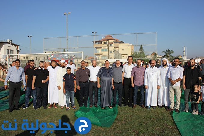 للعام الثاني على التوالي: اهالي جلجولية يؤدون صلاة العيد موحدة في الملعب 