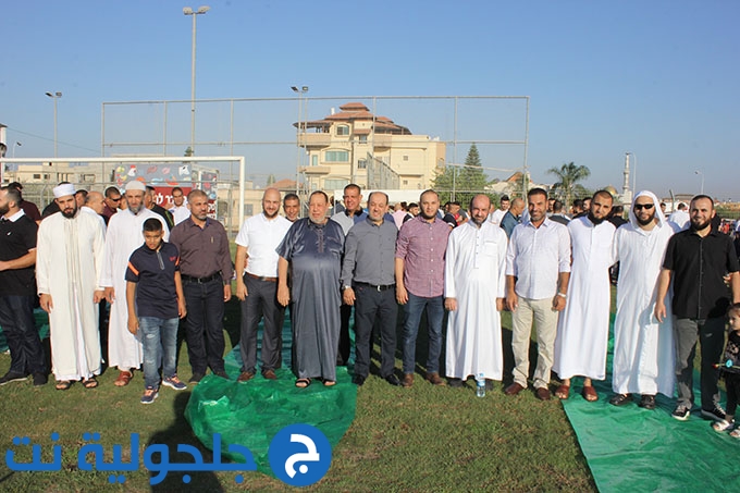 للعام الثاني على التوالي: اهالي جلجولية يؤدون صلاة العيد موحدة في الملعب 