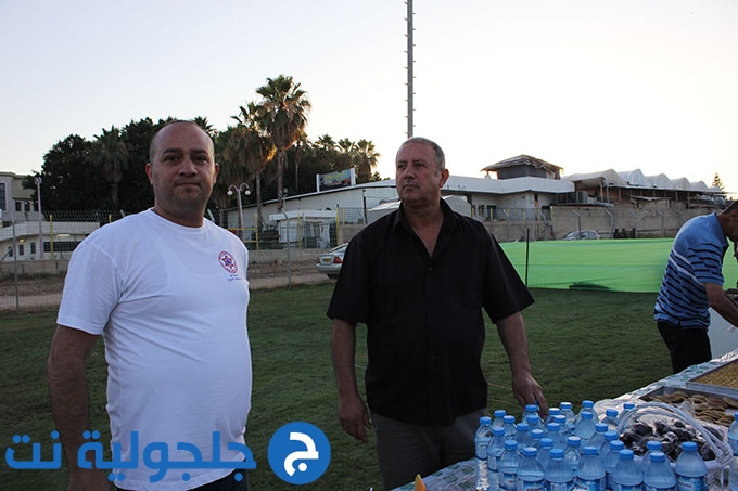 للعام الثاني على التوالي: اهالي جلجولية يؤدون صلاة العيد موحدة في الملعب 