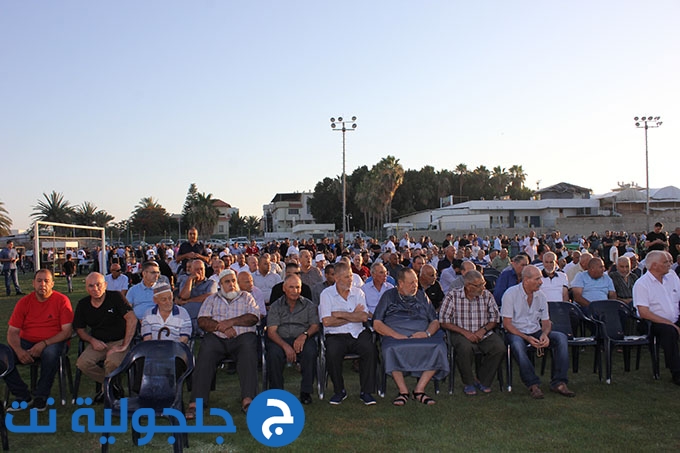 للعام الثاني على التوالي: اهالي جلجولية يؤدون صلاة العيد موحدة في الملعب 