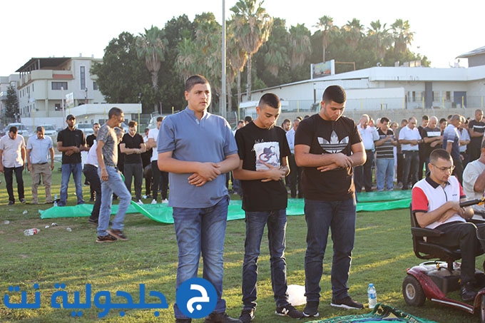 للعام الثاني على التوالي: اهالي جلجولية يؤدون صلاة العيد موحدة في الملعب 