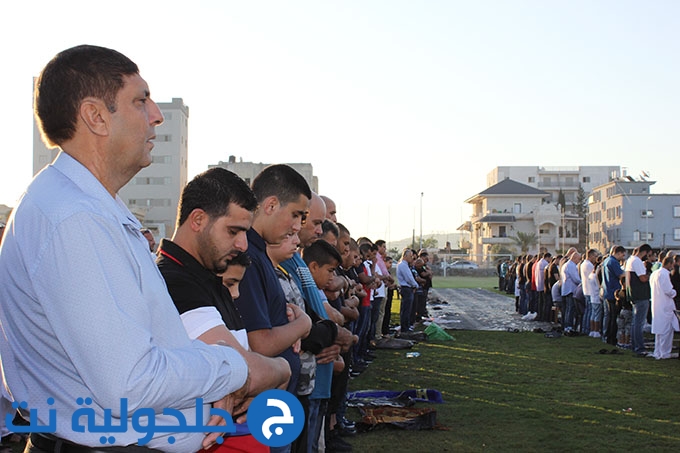 للعام الثاني على التوالي: اهالي جلجولية يؤدون صلاة العيد موحدة في الملعب 