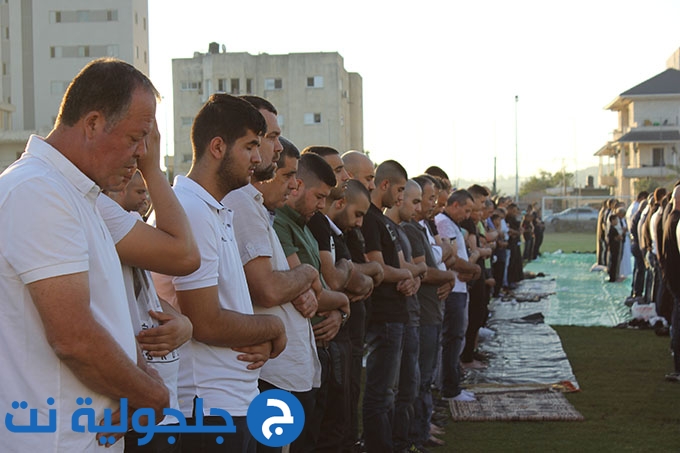 للعام الثاني على التوالي: اهالي جلجولية يؤدون صلاة العيد موحدة في الملعب 