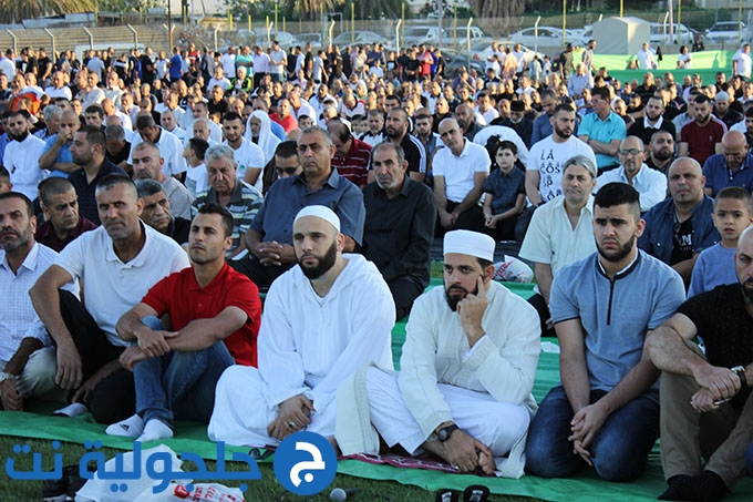 للعام الثاني على التوالي: اهالي جلجولية يؤدون صلاة العيد موحدة في الملعب 