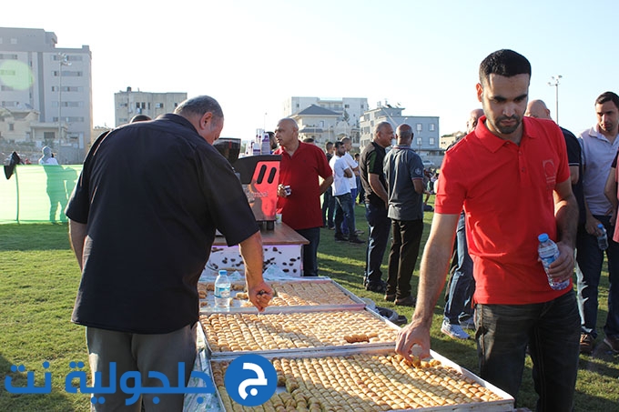 للعام الثاني على التوالي: اهالي جلجولية يؤدون صلاة العيد موحدة في الملعب 