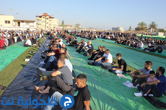 للعام الثاني على التوالي: اهالي جلجولية يؤدون صلاة العيد موحدة في الملعب 