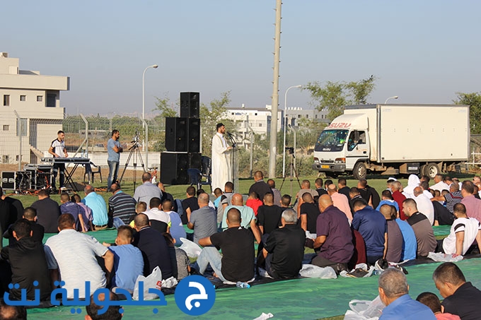 للعام الثاني على التوالي: اهالي جلجولية يؤدون صلاة العيد موحدة في الملعب 