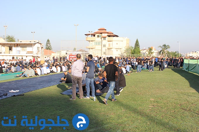 للعام الثاني على التوالي: اهالي جلجولية يؤدون صلاة العيد موحدة في الملعب 